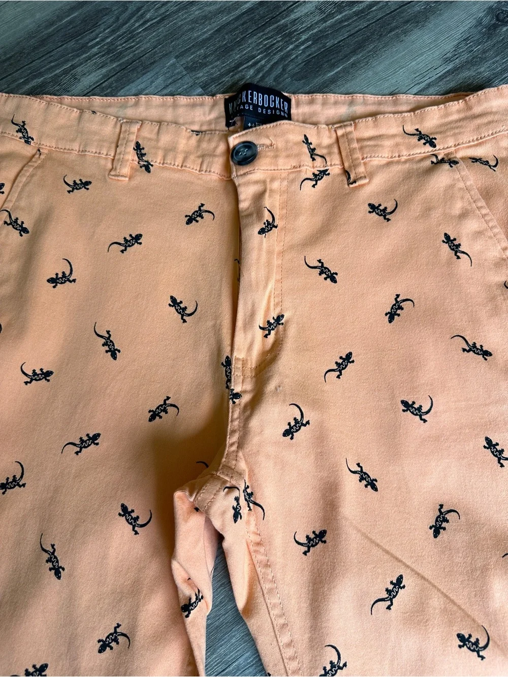 Peach Flat-Front Shorts with Navy Lizard Print size 32